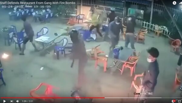 Видеофакт: неизвестные забросали коктейлями Молотова кафе во Вьетнаме - Sputnik Беларусь