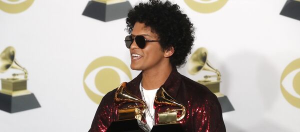 Бруна Марс атрымаў тры статуэткі на Грэмі Бруна Марс атрымаў тры статуэткі на Грэмі - Sputnik Беларусь