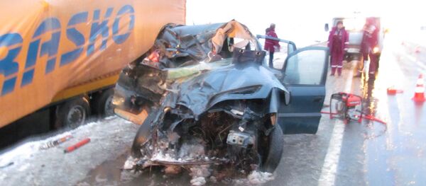 Последствия ДТП Зафиры и большегруза - Sputnik Беларусь