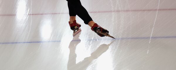 Конькобежец в мужском забеге - Sputnik Беларусь