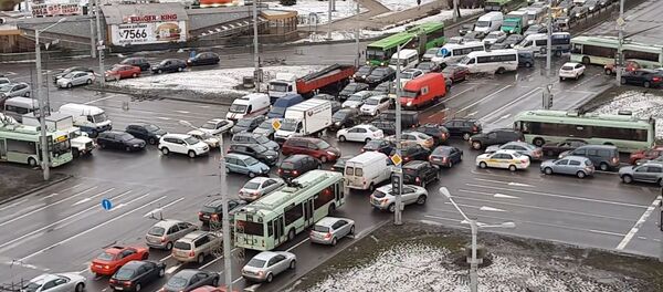 Огромная пробка на Пушкинской в Минске 29 января 2018 года, видео Огромная пробка на Пушкинской в Минске 29 января 2018 года, видео - Sputnik Беларусь
