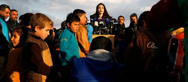 Анжелина Джоли в лагере беженцев - Sputnik Беларусь