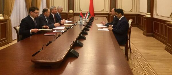 Спикер Палаты представителей Владимир Андрейченко и посол Таджикистана в Беларуси Махмуд Хакдод - Sputnik Беларусь