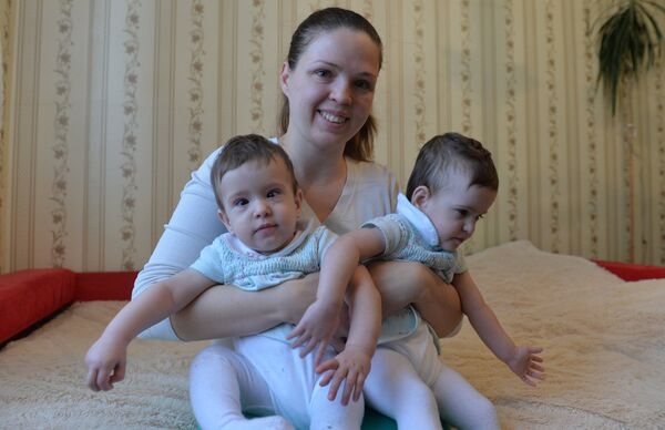 Алиса каждый день возит дочек на терапию, вся неделя расписана, времени на войну с соседями за место на парковке у нее просто нет - Sputnik Беларусь