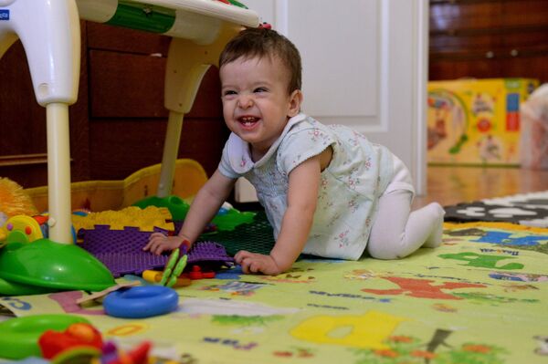 Когда место на парковке для инвалидов занято, маме приходится носить малышек до машины на руках, иногда довольно далеко - Sputnik Беларусь