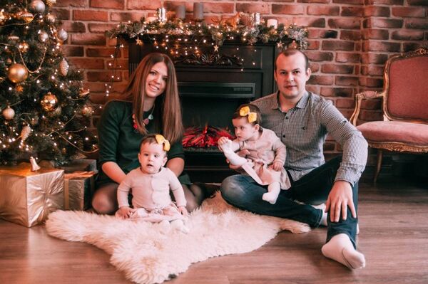 Семья с малышками на предновогодней фотосессии - Sputnik Беларусь