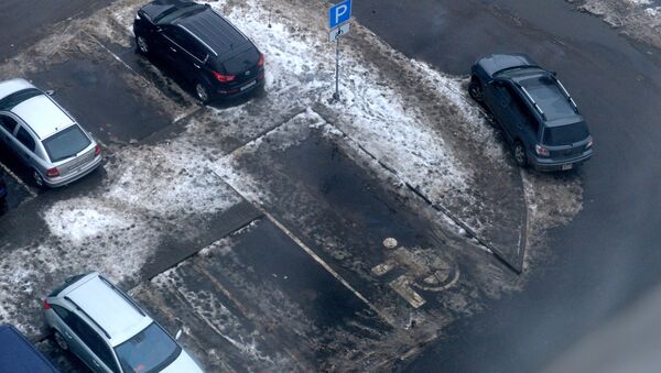 Место для парковки инвалидов во дворе в Минске - Sputnik Беларусь