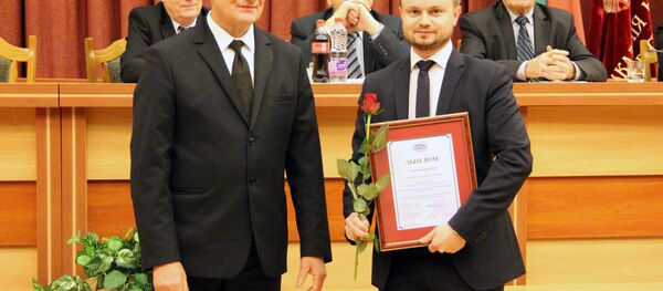 Старшыня прэзідыума НАН Беларусі Уладзімір Гусакоў уручыў дыплом карэспандэнту Sputnik Беларусь Станіславу Андросіку Старшыня прэзідыума НАН Беларусі Уладзімір Гусакоў уручыў дыплом карэспандэнту Sputnik Беларусь Станіславу Андросіку - Sputnik Беларусь