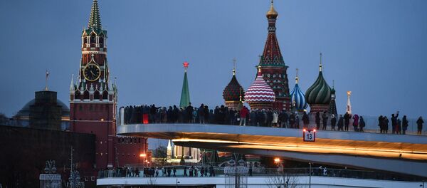 Спасская башня Московского кремля и купола собора Покрова Пресвятой Богородицы на Рву (храм Василия Блаженного) Спасская башня Московского кремля и купола собора Покрова Пресвятой Богородицы на Рву (храм Василия Блаженного) - Sputnik Беларусь