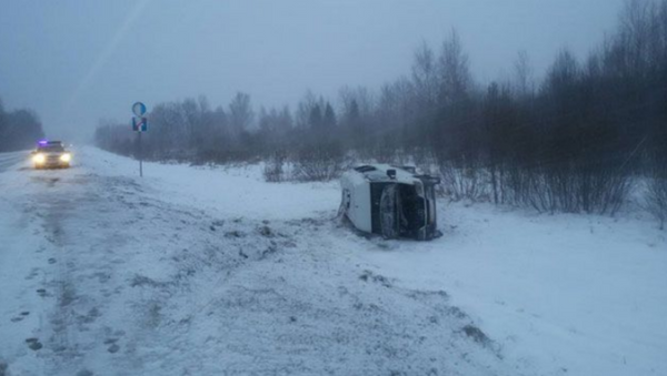 Микроавтобус с 15 пассажирами опрокинулся в Полоцком районе - Sputnik Беларусь