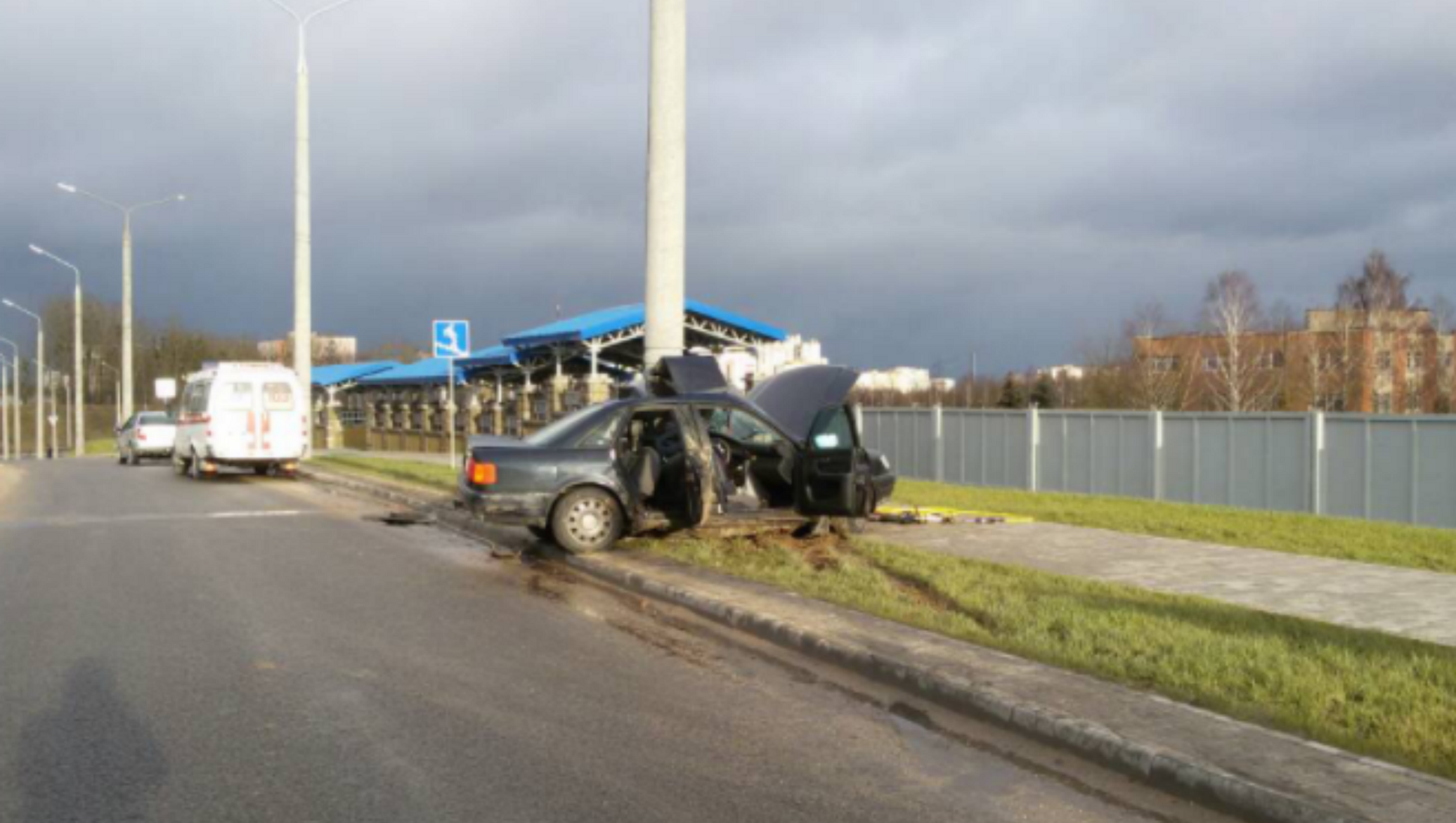 Audi в Гродно вылетела с дороги и врезалась в столб, водитель погиб -  31.01.2018, Sputnik Беларусь