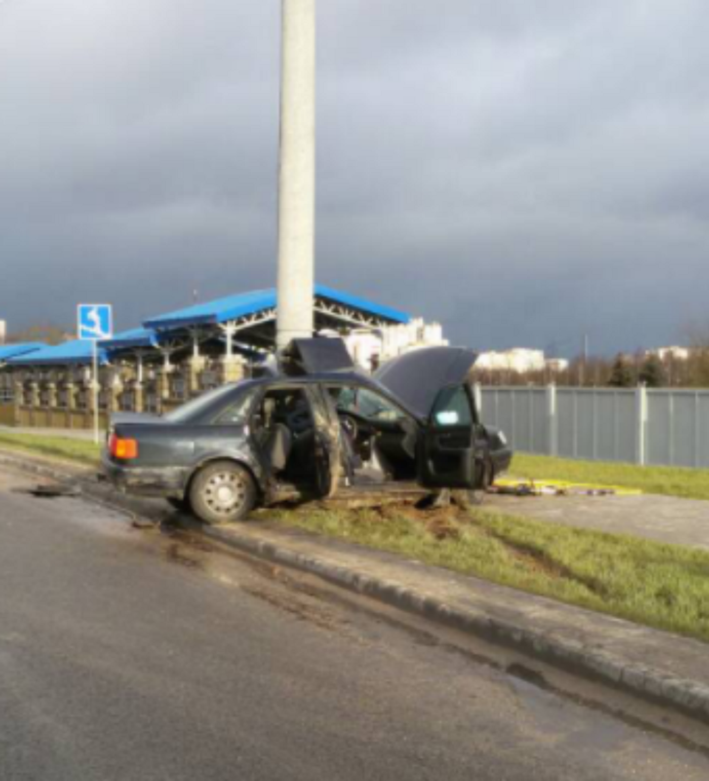 Audi в Гродно вылетела с дороги и врезалась в столб, водитель погиб -  31.01.2018, Sputnik Беларусь