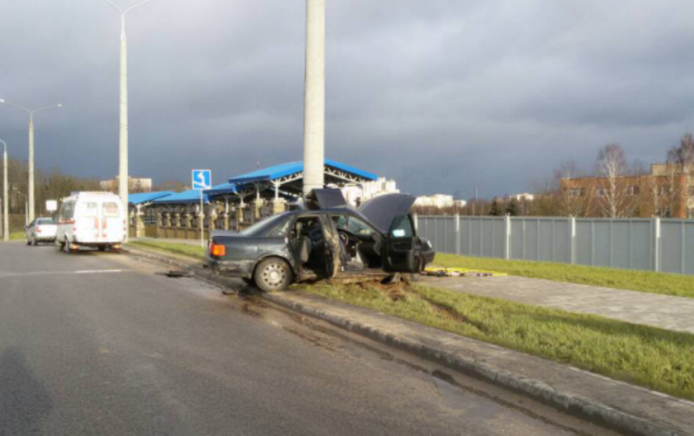 Audi в Гродно вылетела с дороги и врезалась в столб, водитель погиб -  31.01.2018, Sputnik Беларусь