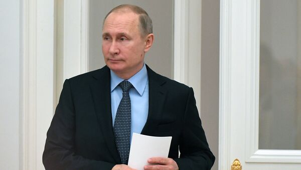 Президент РФ В. Путин на церемонии подписания соглашения между общероссийскими объединениями профсоюзов, работодателей и правительством РФ - Sputnik Беларусь