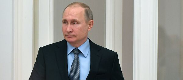 Президент РФ В. Путин на церемонии подписания соглашения между общероссийскими объединениями профсоюзов, работодателей и правительством РФ - Sputnik Беларусь