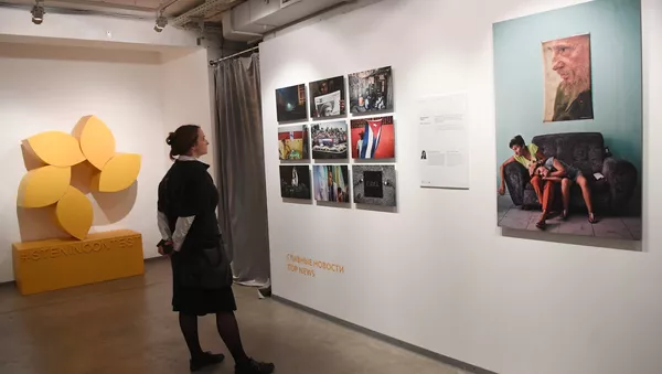 Посетительница на выставке работ финалистов Международного конкурса фотожурналистики имени Андрея Стенина в Центре фотографии имени братьев Люмьер в Москве - Sputnik Беларусь