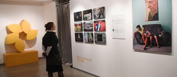 Посетительница на выставке работ финалистов Международного конкурса фотожурналистики имени Андрея Стенина в Центре фотографии имени братьев Люмьер в Москве - Sputnik Беларусь