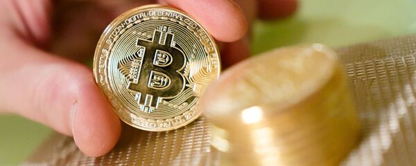 Сувенирные монеты с логотипами криптовалюты биткоин - Sputnik Беларусь