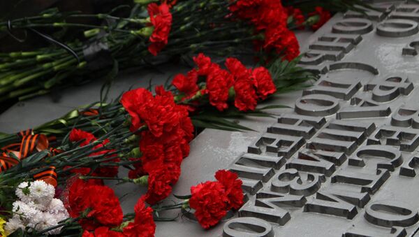 Цветы у монумента Твоим освободителям, Донбасс в Донецке - Sputnik Беларусь
