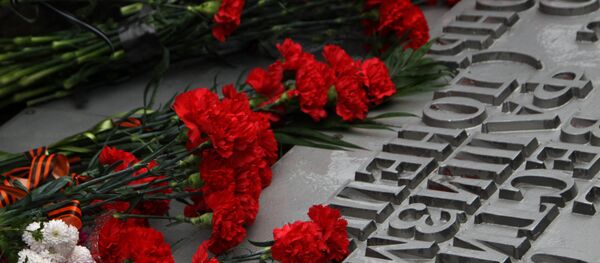 Цветы у монумента Твоим освободителям, Донбасс в Донецке - Sputnik Беларусь