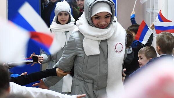Фигуристки Евгения Медведева (на переднем плане) и Алина Загитова во время торжественных проводов на зимние Олимпийские игры-2018 в Пхенчхане - Sputnik Беларусь