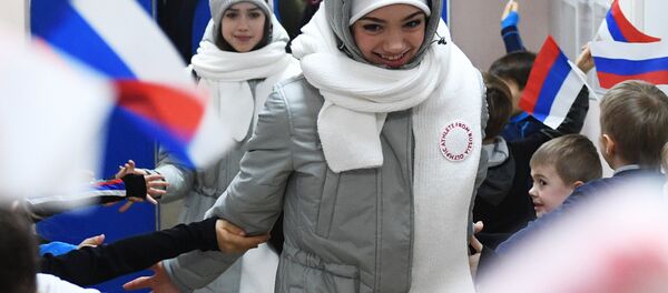 Фигуристки Евгения Медведева (на переднем плане) и Алина Загитова во время торжественных проводов на зимние Олимпийские игры-2018 в Пхенчхане - Sputnik Беларусь