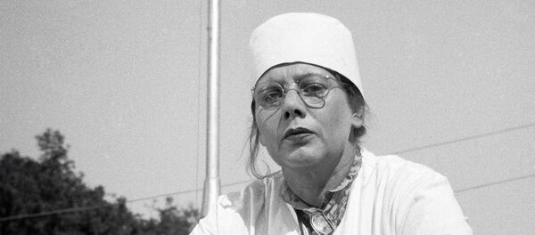 Лидия Смирнова в роли врача в кинофильме Добро пожаловать, или посторонним вход воспрещен - Sputnik Беларусь