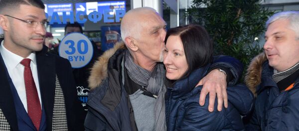 Вячеслав Качура с женой в аэропорту - Sputnik Беларусь