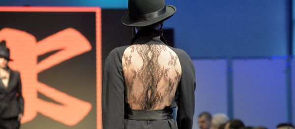 Французскі дызайнер беларускага паходжання Юрый Кот прадставіў жаночую калекцыю адзення з тканін ААТ Камволь Французскі дызайнер беларускага паходжання Юрый Кот прадставіў жаночую калекцыю адзення з тканін ААТ Камволь - Sputnik Беларусь