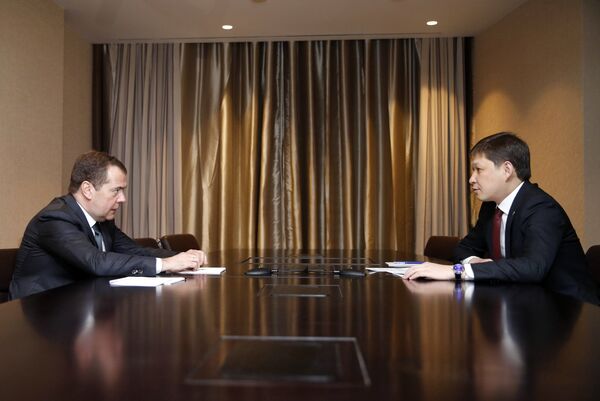 Председатель правительства РФ Дмитрий Медведев и премьер-министр Кыргызстана Сапар Исаков - Sputnik Беларусь