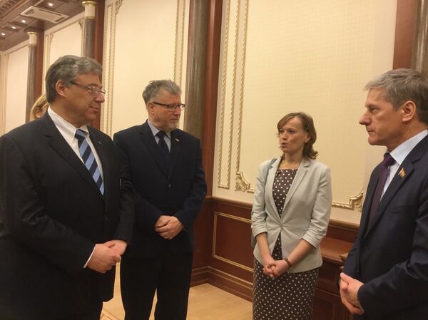 Ломбарди и вице-спикер нижней палаты представителей Пирштук беседуют о предстоящем хоккейном матче Ломбарди и вице-спикер нижней палаты представителей Пирштук беседуют о предстоящем хоккейном матче - Sputnik Беларусь