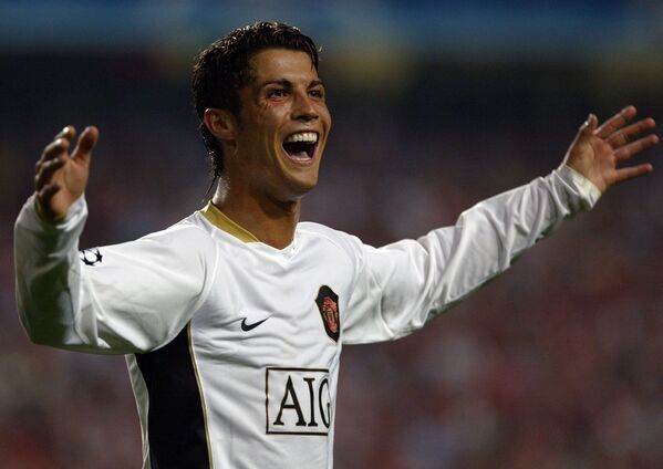 Роналду стал первым португальским игроком в истории Манчестер Юнайтед, а сумма трансфера составила 12,24 миллионов фунтов. - Sputnik Беларусь