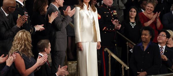 Меланья Трамп в белом костюме от Christian Dior - Sputnik Беларусь