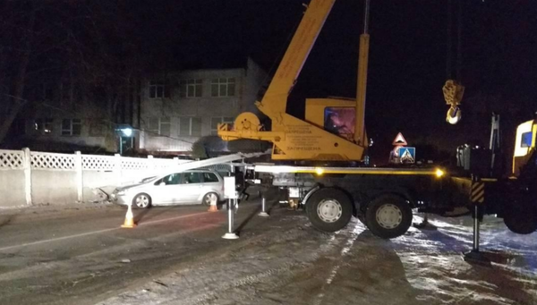 Спасателям  пришлось задействовать автокран, чтобы освободить проезжую часть - Sputnik Беларусь