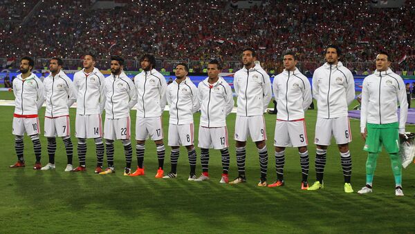 Игроки сборной Египта исполняют национальный гимн перед отборочным матчем на ЧМ 2018 - Sputnik Беларусь