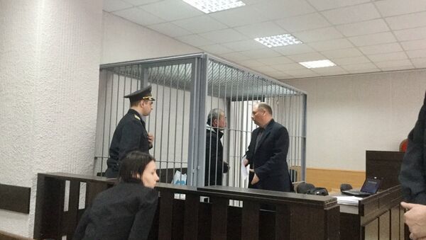 Обвиняемый Ван Цзюнь со своим адвокатом накануне заседания - Sputnik Беларусь