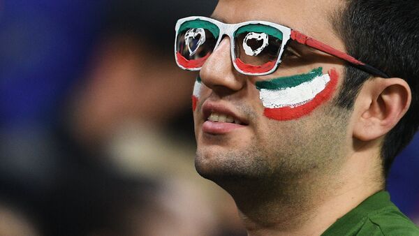 Иранский болельщик во время товарищеского матча по футболу между сборными командами России и Ирана - Sputnik Беларусь