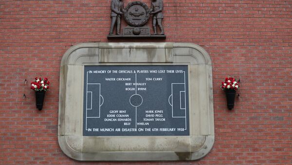 Мемориальная доска на стадионе Олд Траффорд с именами погибших в авиакатастрофе футболистов - Sputnik Беларусь