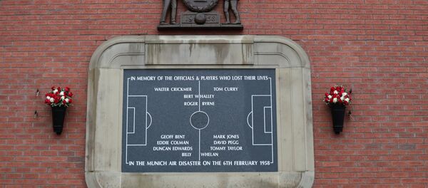 Мемориальная доска на стадионе Олд Траффорд с именами погибших в авиакатастрофе футболистов - Sputnik Беларусь