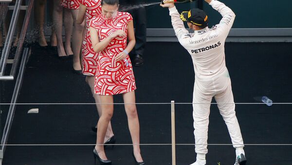 Льюис Хэмилтон обливает грид-гёрлз шампанским на Гран-при Китая - Sputnik Беларусь