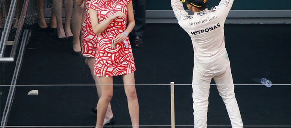 Льюис Хэмилтон обливает грид-гёрлз шампанским на Гран-при Китая - Sputnik Беларусь