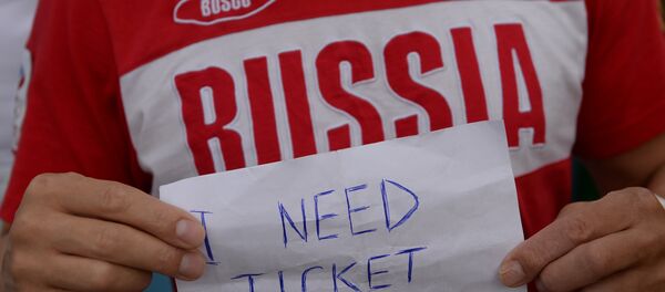 Болельщик сборной России в поисках лишнего билета на футбольный матч Болельщик сборной России в поисках лишнего билета на футбольный матч - Sputnik Беларусь