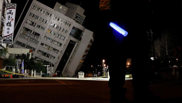 Землетрясение на Тайване: постояльцы этого отеля оказались заблокированы на верхних этажах - Sputnik Беларусь