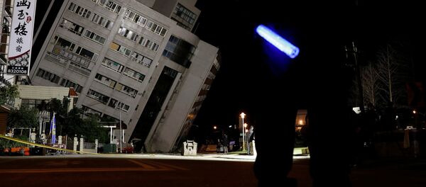 Землетрясение на Тайване: постояльцы этого отеля оказались заблокированы на верхних этажах Землетрясение на Тайване: постояльцы этого отеля оказались заблокированы на верхних этажах - Sputnik Беларусь