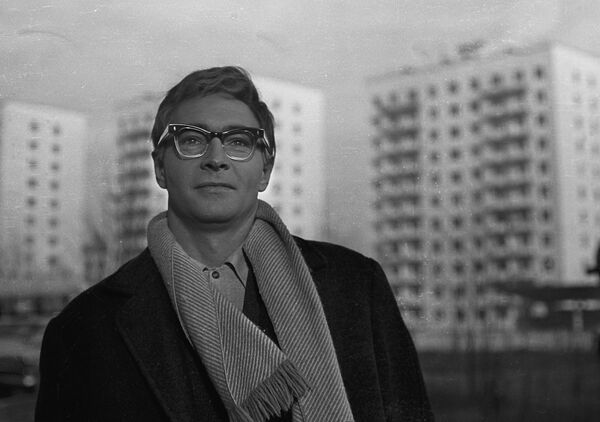 Кадр из фильма режиссера Станислава Ростоцкого Доживем до понедельника (1968) киностудии имени М. Горького. Вячеслав Тихонов - в роли директора школы Ильи Мельникова. Кадр из фильма режиссера Станислава Ростоцкого Доживем до понедельника (1968) киностудии имени М. Горького. Вячеслав Тихонов - в роли директора школы Ильи Мельникова. - Sputnik Беларусь