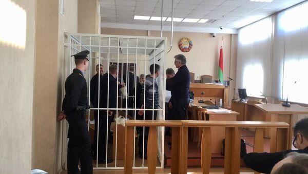 Обвиняемые и адвокаты разговаривают перед началом заседания суда - Sputnik Беларусь