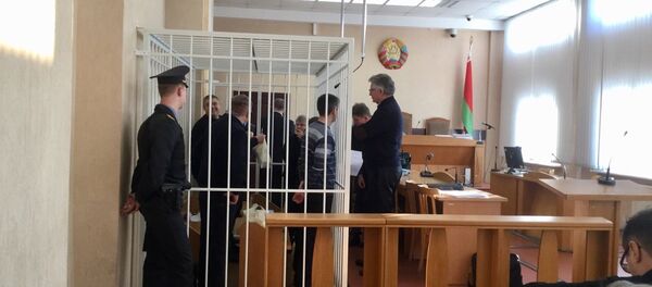 Обвиняемые и адвокаты разговаривают перед началом заседания суда - Sputnik Беларусь