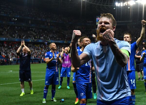 Игрок сборной Исландии Арон Эйнар Гуннарссон радуется победе в матче 1/8 финала чемпионата Европы по футболу - Sputnik Беларусь