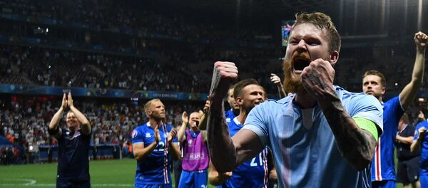 Игрок сборной Исландии Арон Эйнар Гуннарссон радуется победе в матче 1/8 финала чемпионата Европы по футболу - Sputnik Беларусь