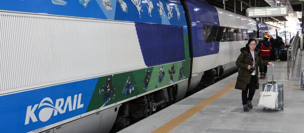 Скоростной поезд в Пхенчхане для участников Олимпиады Скоростной поезд в Пхенчхане для участников Олимпиады - Sputnik Беларусь